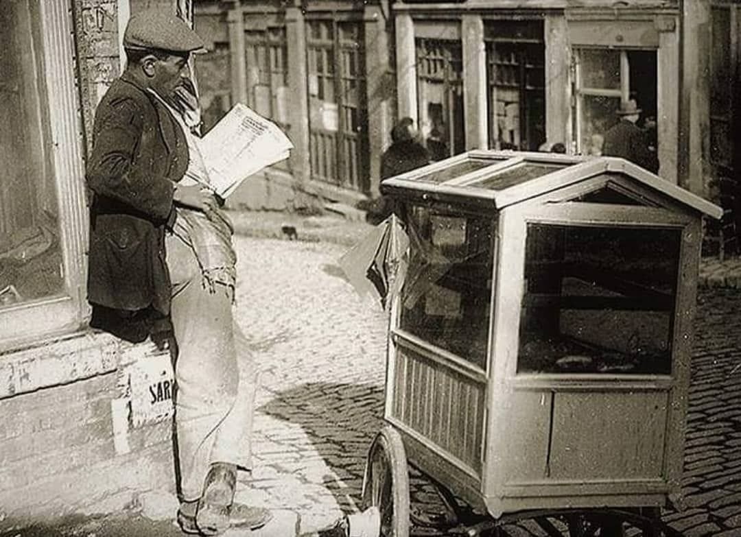 Balat'ta seyyar börekçi, 1930 | Instagram, Istanbul, Sokak