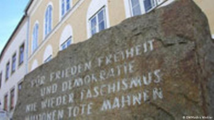 Hitler’in doğduğu evin önünde Mathausen Toplama Kampı’ndan getirtilen büyük bir granit taş bulunuyor. Taşın üzerinde Barış, Özgürlük ve Demokrasi için. Faşizme bir daha asla. Milyonlarca ölü uyarıyor yazıyor. Mahnstein vor dem Geburtshaus Hitlers in Braunau (DW/Mathis Winkler)