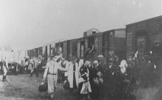 Yahudilerin Varşova gettosundan sürülmeleri. Varşova, Polonya, 1943 — Instytut Pamieci Narodowej