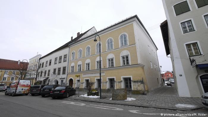 Avusturya'nın Braunau kasabasındaki Adolf Hitler'in doğduğu ve 3 yaşına kadar kaldığı ev Hitler-Geburtshaus in Braunau (picture alliance/dpa/M. Röder)