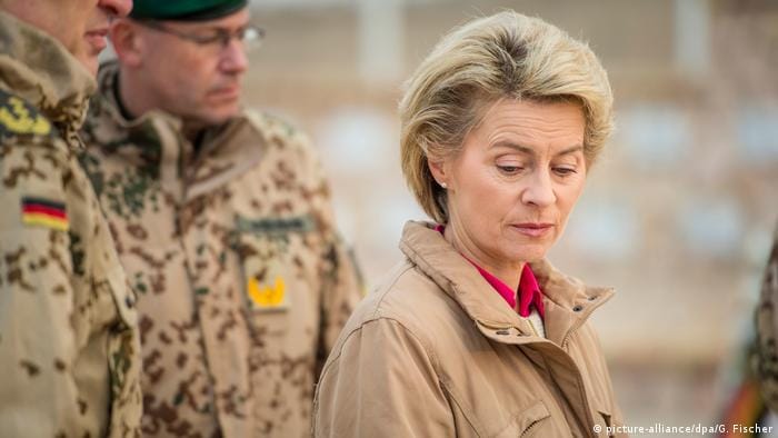 Verteidigungsministerin Ursula von der Leyen (picture-alliance/dpa/G. Fischer) Verteidigungsministerin Ursula von der Leyen (picture-alliance/dpa/G. Fischer)