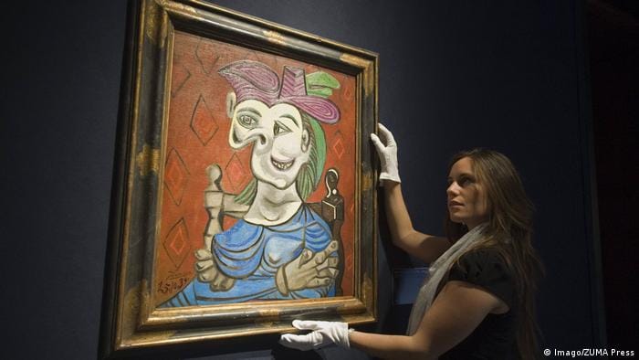 Christies Auktion Pablo Picasso Femme Assise Robe Bleue (Imago/ZUMA Press) Christies Auktion Pablo Picasso Femme Assise Robe Bleue (Imago/ZUMA Press)