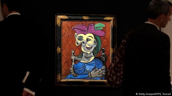 New York Christie's Picasso's Femme assise, robe bleu (Getty Images/AFP/J. Samad)
