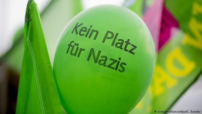 Göstericiler Nazilere yer yok yazılı balonlar taşıdı Deutschland - Demonstrationen zum 31. Todestag von Rudolf Heß (picture-alliance/dpa/C. Soeder)