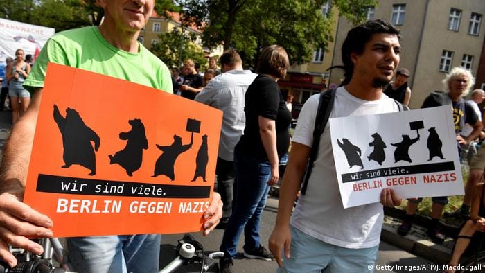 Gösteriye yaklaşık 2 bin kişi katıldı Deutschland Anti-Neo-Nazi-Demonstration in Berlin (Getty Images/AFP/J. Macdougall)