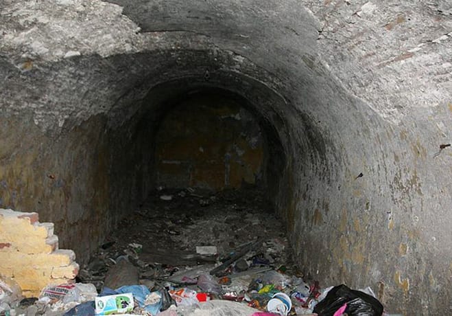659x460-tarihi-sinagog-cop-alani-oldu-1477634824239
