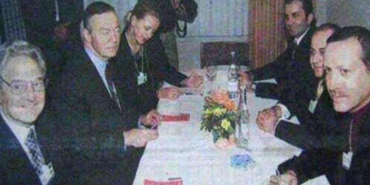 Sene 2003, Davos: Sol başta George Soros. Karşısında Erdoğan, Egemen Bağış ve Ömer Çelik...