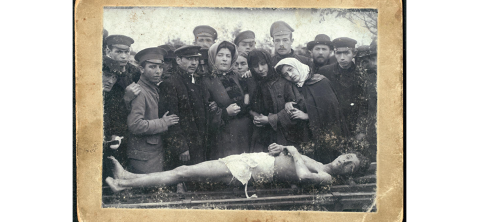 Odessa'da oldurulen bir Yahudi icin yas (1905)