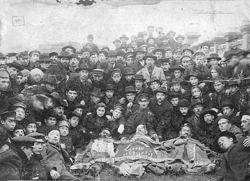 Bund orgutu uyeleri 1905 Devrimi sirasinda olen yoldaslariyla hatira fotografi cektiriyor.