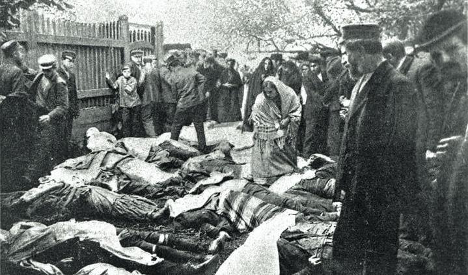 Katledilen Yahudiler ve Yahudi Hastanesi onunde yakinlarini arayanlar 1904 Bialystok pogromu (Wikimedia)
