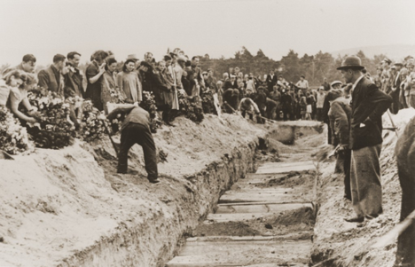 Holokost'tan canli kurtulup Kilece'de oldurulen Yahudiler icin kazilan toplu mezarlar (Polonya, 1946)