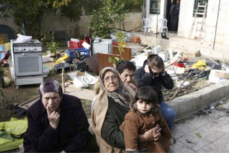 Bati Seria'da yeni evsiz kalmis bir aile.