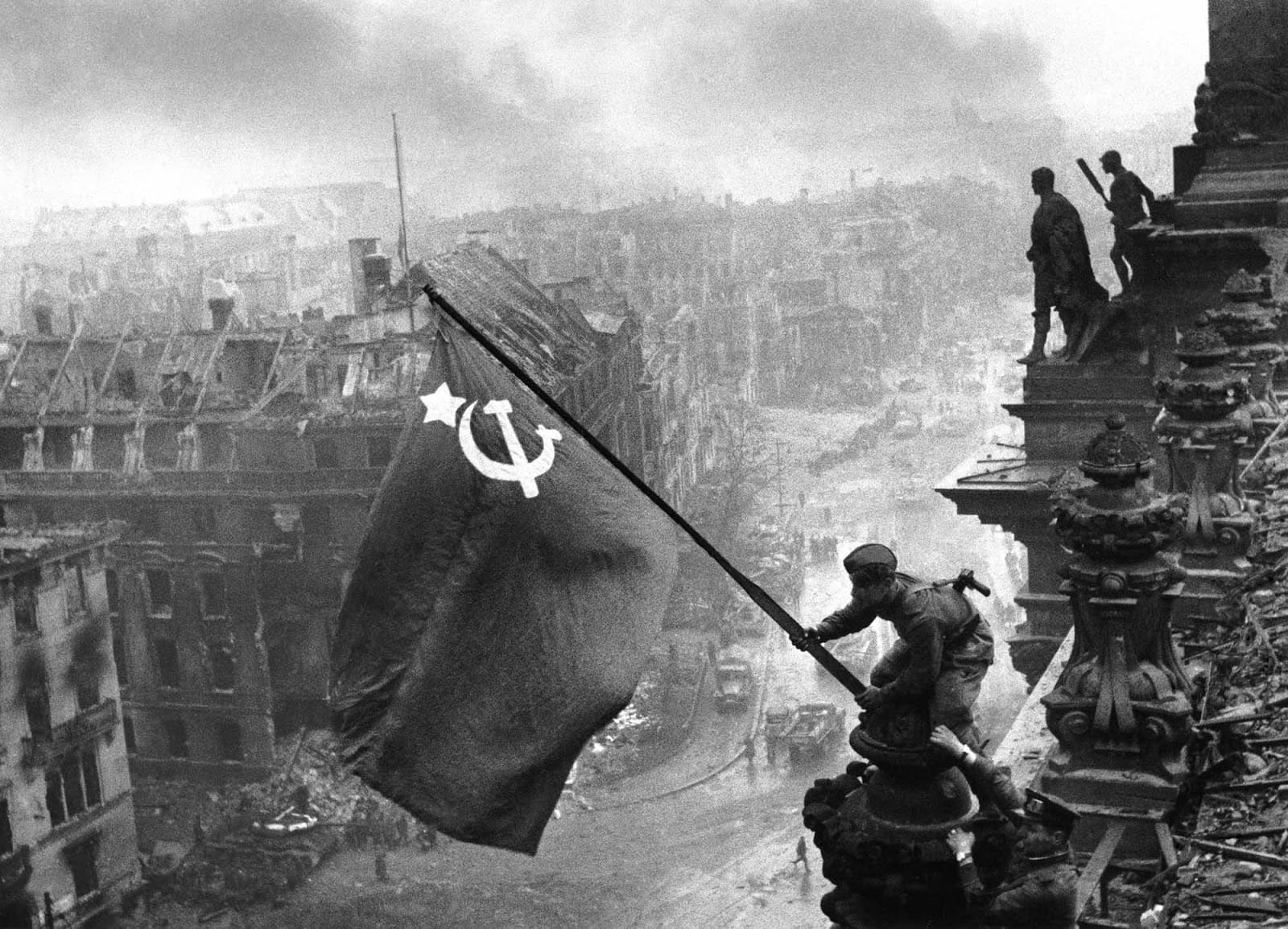 The+Soviet+flag+over+the+Reichstag%2C+1945+%281%29