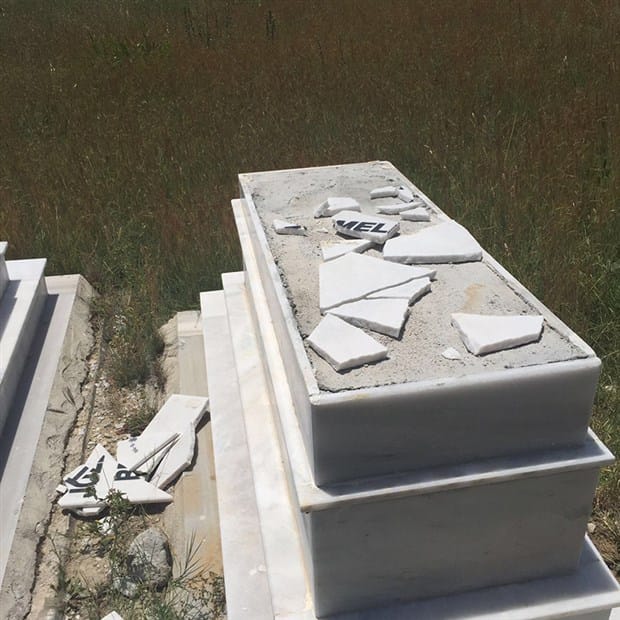vandallar-is-basinda-hatay-daki-musevi-mezarligina-saldiri-151640-1
