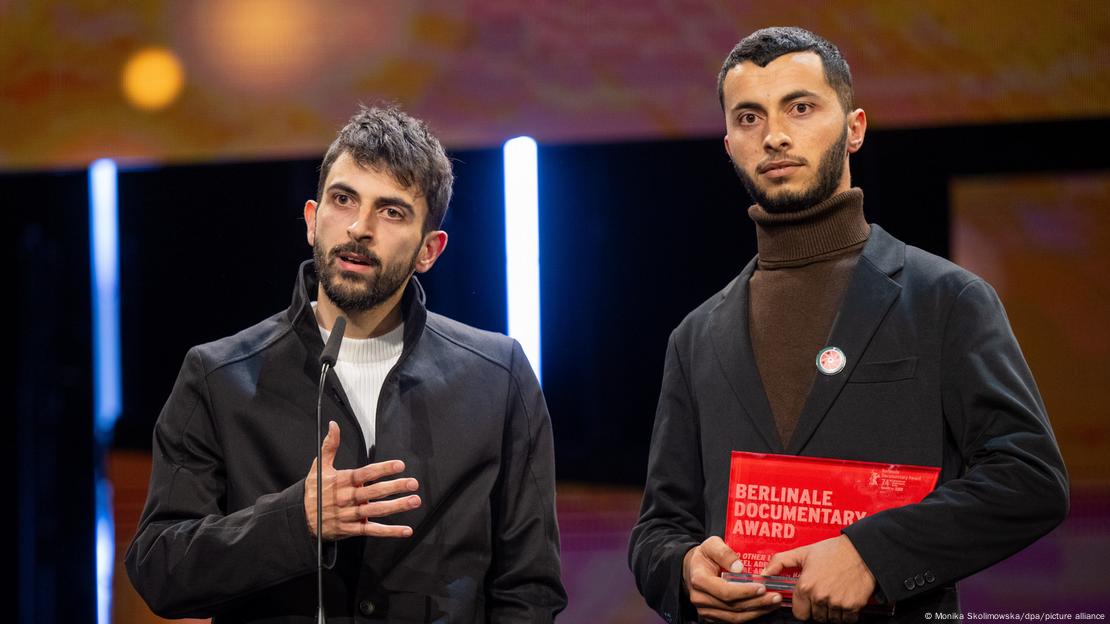 Yönetmenler Yuval Abraham (solda) ve Basel Adra Şubat 2024'te Berlinale'de yaptıkları konuşma nedeniyle önce alkışlanıp ardından antisemitizmle suçlandı
Fotoğraf: Monika Skolimowska/dpa/picture alliance