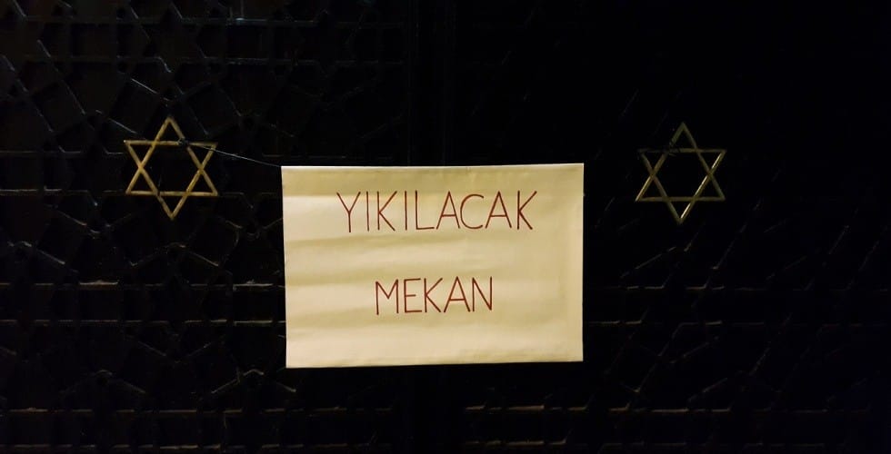 NEVE SALOM SINAGOGUN KAPISINA SAAT 18.30'DA KIMLIGI BELIRSIZ BIR KISI TARAFINDAN UZERINDE YIKILACAK MEKAN YAZAN BIR AFIS ASILDI. AFIS GÖREVLILER TARAFINDAN KALDIRILDI (FOTO: ZEKI GUNAL ISTANBUL DHA)