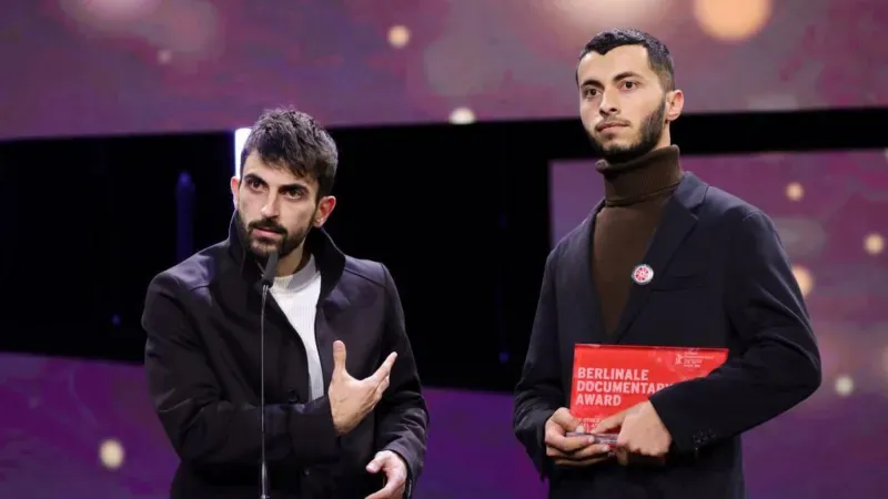 Yuval ve Basel, 2024 Berlin Film Festivali'nde ödüllerini alırken.