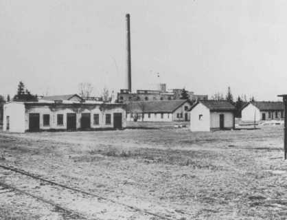  Fotoğraf Fotoğraf Tanıklıklar Tanıklıklar Harita Harita Film Film Naziler tarafından 1933’te kurulan Dachau toplama kampı, Güney Almanya’da Münih’in 16 km kuzey batısında yer almaktaydı. Kampın ilk mahkûmları arasında Alman komünistler, sosyal demokratlar, sendikacılar, Yehova Şahitleri, Romanlar (Çingeneler), eşcinseller ve birden çok suç işlemiş suçlular yer almıştı. Dachau’daki Yahudi mahkûm sayısı, Kristallnacht’ın (10–11 Kasım 1938) ardından 10.000’den fazla Yahudi erkeğin buraya getirilmesiyle artmıştı. 1933–1945 yılları arasında Dachau’da hapsedilen mahkûmların sayısı 188.000’i geçmiştir. Ocak 1940–Mayıs 1945 arasında kampta ve alt kamplarda ölenlerin sayısı en az 28.000’dir. Bu rakama 1933 ile 1939 sonu arasında kaybolanları da eklemek gerekir. Dachau’da ölen kurbanların toplam sayısının bilinebilme olasılığı yoktur. 