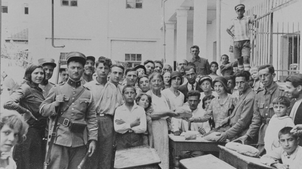 Pogrom sonrasında bir okula sığınan Selanik Yahudileri © United States Holocaust Memorial Museum, courtesy of National Archives and Records Administration, College Park